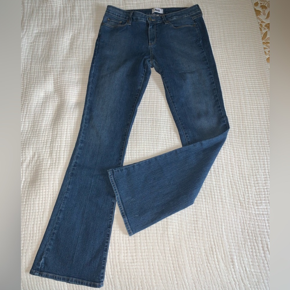 PAIGE Manhattan cut flare leg medium wash denim jeans in Sz 32